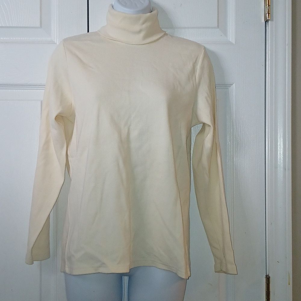 Chaus ivory colored ribbed long sleeve turtleneck  Sz L